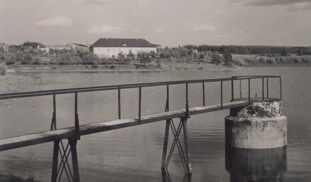 Der Entnahmeturm im Unteren Pfauenteich.